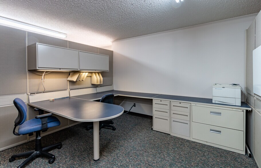 More Photos Of 2500 W 31st St, Lawrence Office For Sale