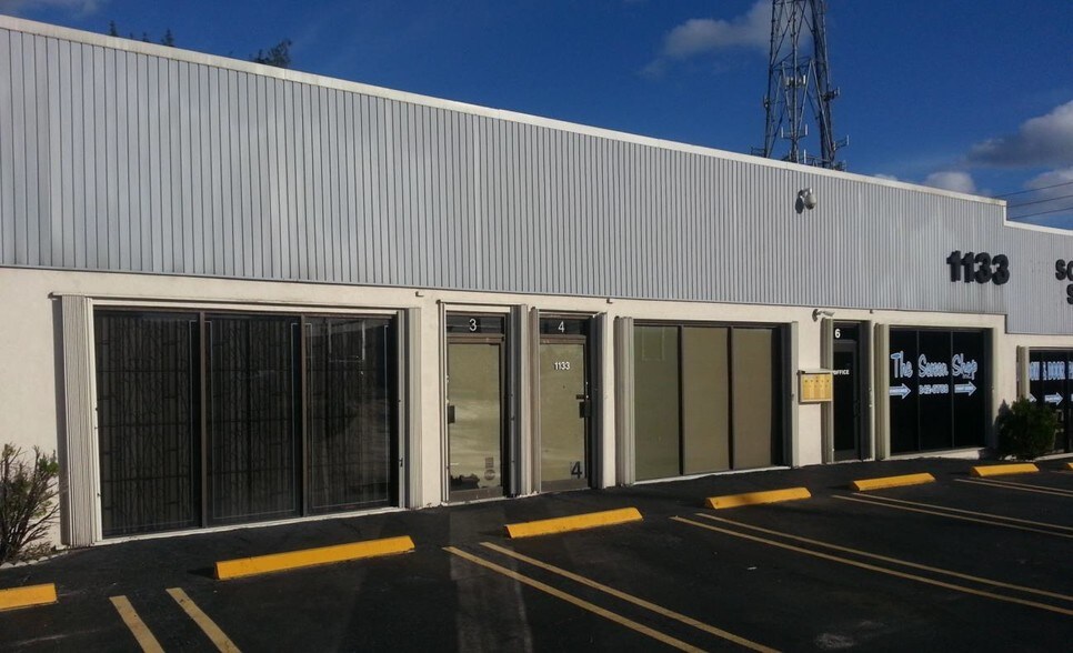 More Photos Of 1133 Old Dixie Hwy, Lake Park Showroom For Lease
