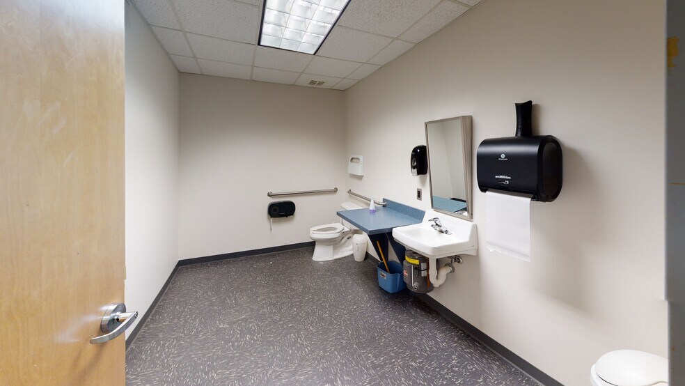 More Photos Of 3625 Quakerbridge Rd, Hamilton Medical For Lease