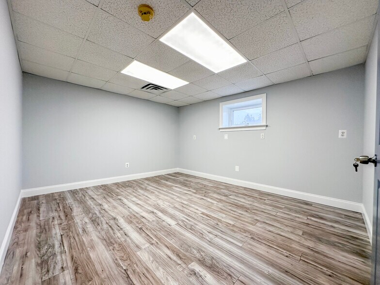 More Photos Of 406 E Pennsylvania Blvd, Feasterville Trevose Light Distribution For Lease