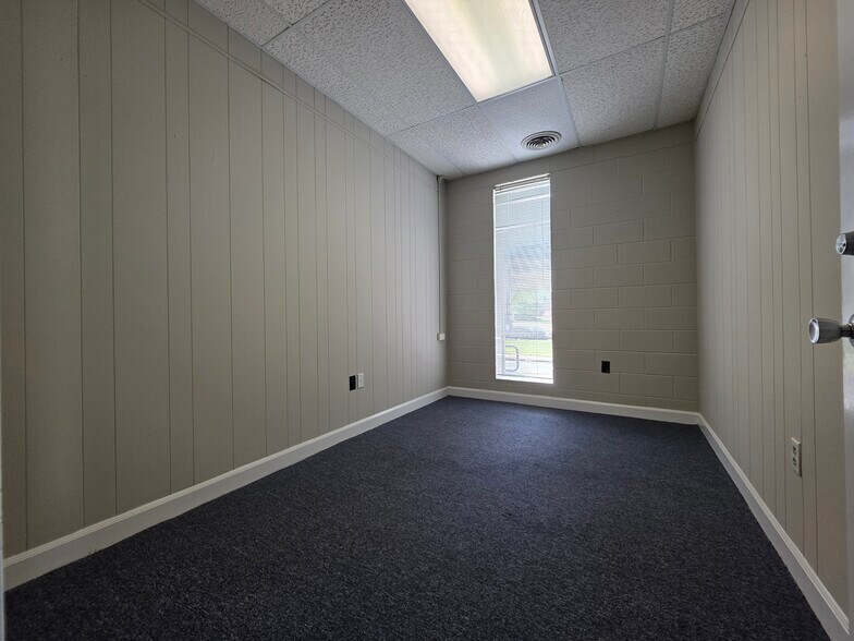 More Photos Of 404 St Andrews Dr, Greenville Office For Lease