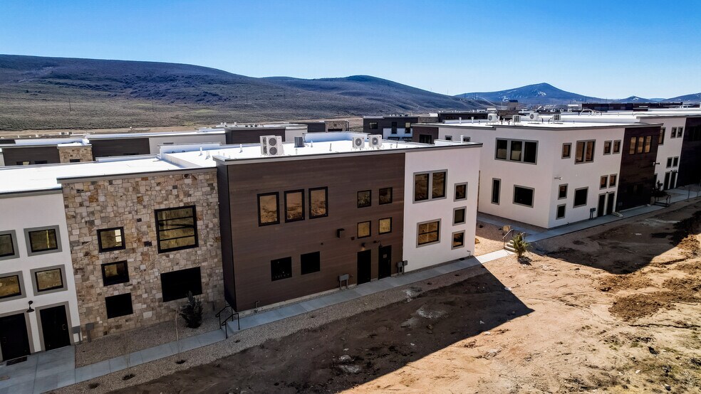 More Photos Of 4554 Forestdale Dr, Park City Light Manufacturing For Sale