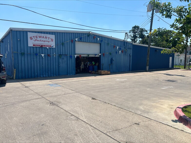 More Photos Of 2520 Airline Dr, Houston Freestanding For Lease
