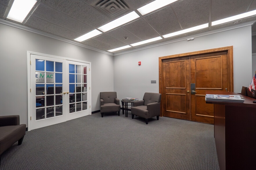 More Photos Of 921 Chatham Ln, Columbus Office For Sale