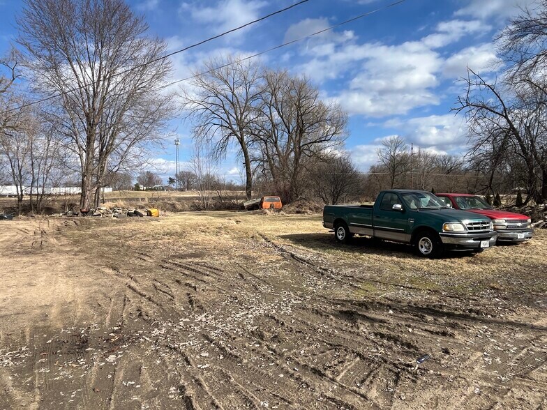 More Photos Of N3830 River Rd, Columbus Light Manufacturing For Sale