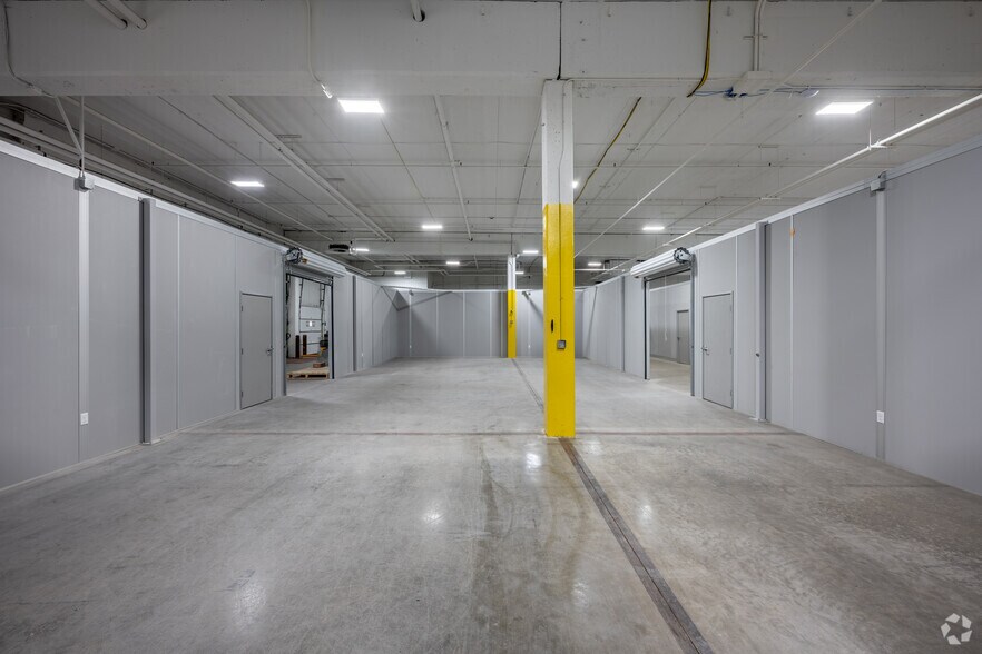 More Photos Of 4440 W Round Lake Rd, Arden Hills Warehouse For Lease