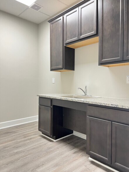 More Photos Of 3129 Kingsley Dr, Pearland Medical For Sale