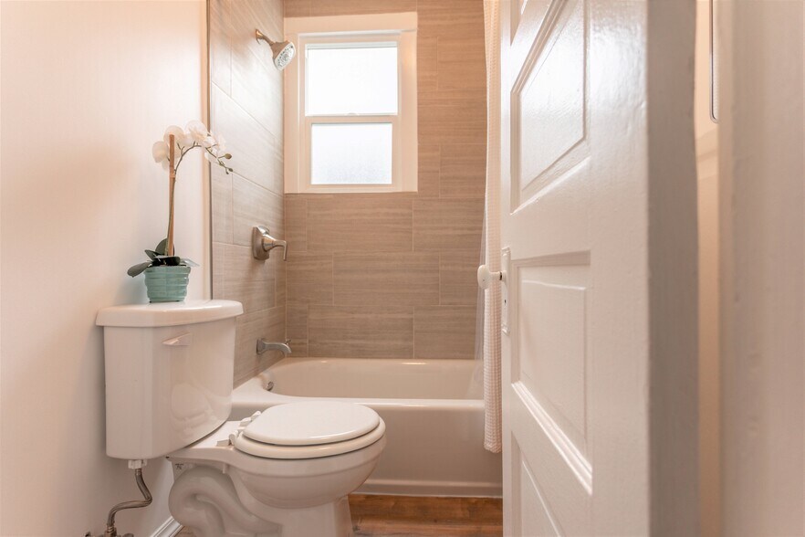 More Photos Of 20 Breeze Ave, Venice Apartments For Sale