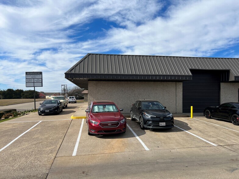 More Photos Of 205 Executive Way, DeSoto Light Manufacturing For Sale