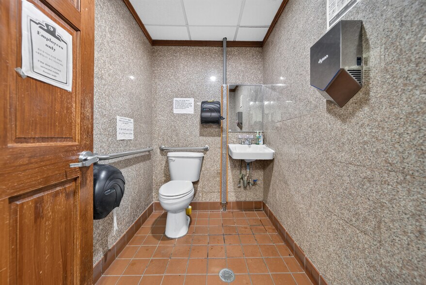 More Photos Of 14901 41st Ave, Flushing Storefront Retail Residential For Lease