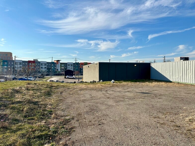 More Photos Of 317 N Larch St, Lansing Warehouse For Lease