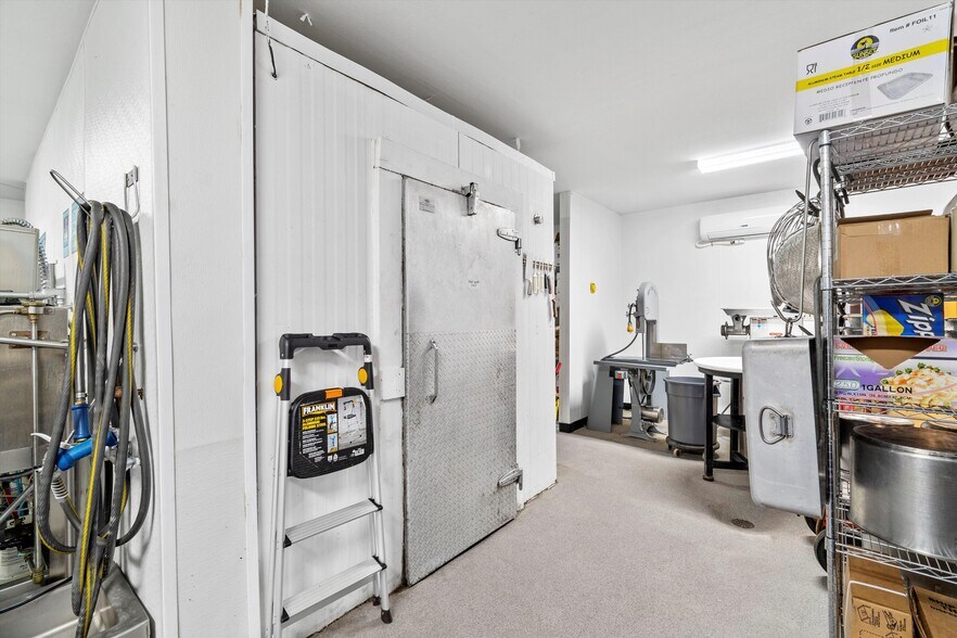 More Photos Of 110 W Bailey St, Ponder Restaurant For Sale