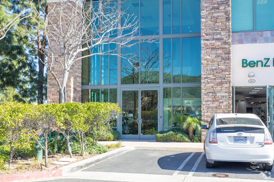 More Photos Of 925 Broadbeck Dr, Thousand Oaks Office For Lease