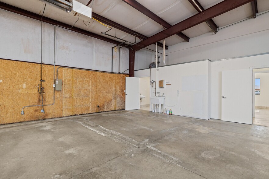 More Photos Of 138 Coremark Ct, Bakersfield Service For Lease