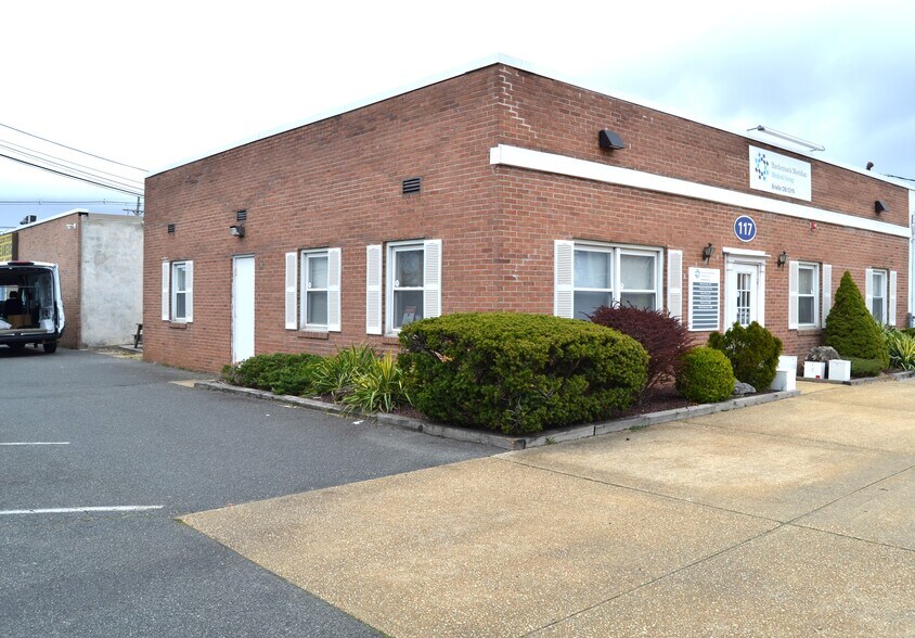More Photos Of 117-123 E County Line Rd, Lakewood General Retail For Sale