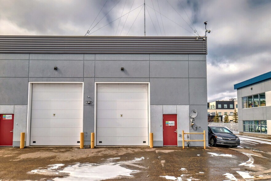 More Photos Of 9050 22 Av SW, Edmonton Showroom For Sale