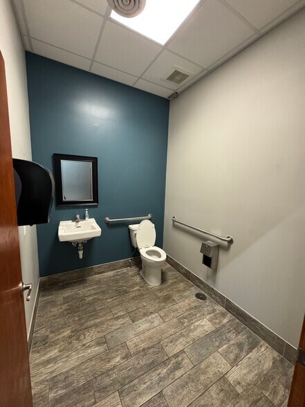 More Photos Of 12911 Us-71 Hwy, Grandview Freestanding For Lease