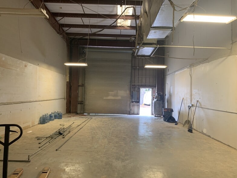 More Photos Of 1575 Cattlemen Rd, Sarasota Showroom For Lease