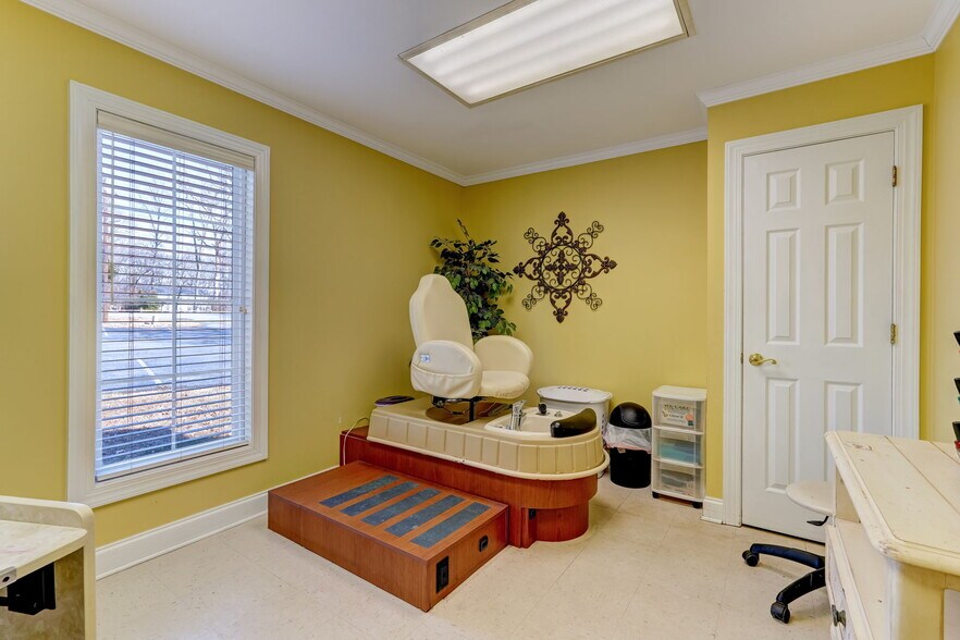More Photos Of 1418 Freeway Dr, Reidsville Freestanding For Sale