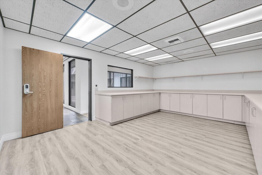 More Photos Of 15384 Arrow Blvd, Fontana Office For Lease