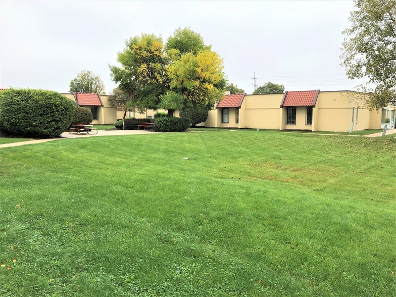 More Photos Of 1 Smoke Tree Plz, North Aurora Office For Lease