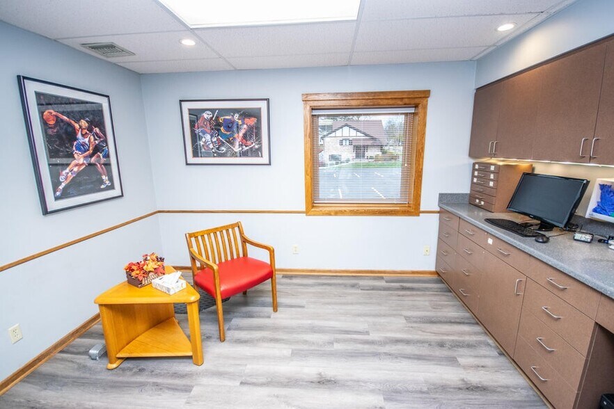 More Photos Of 1305 Chestnut St, West Bend Medical For Lease