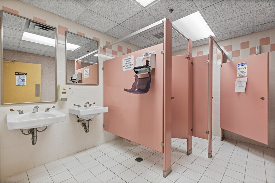 More Photos Of 32 Spruce St, Oakland Flex For Lease