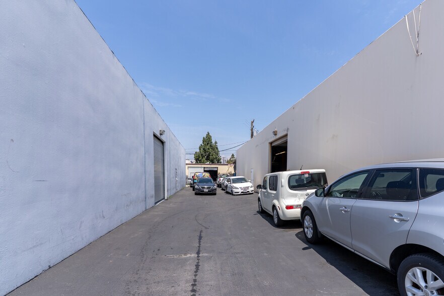 More Photos Of 931-945 W Hoover Ave, Orange Manufacturing For Lease