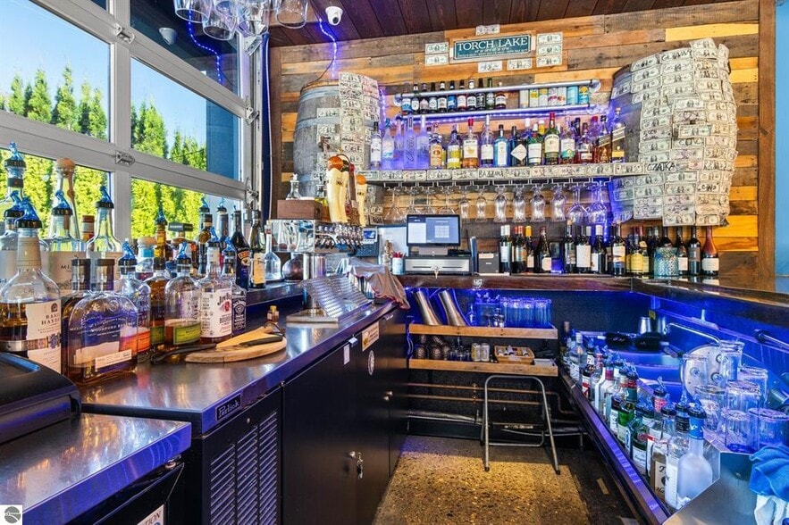 More Photos Of 11921 SE Torch Lake Dr, Alden Restaurant For Sale