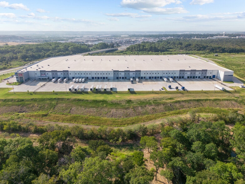 More Photos Of 2003 MacArthur Blvd, Grand Prairie Distribution For Lease