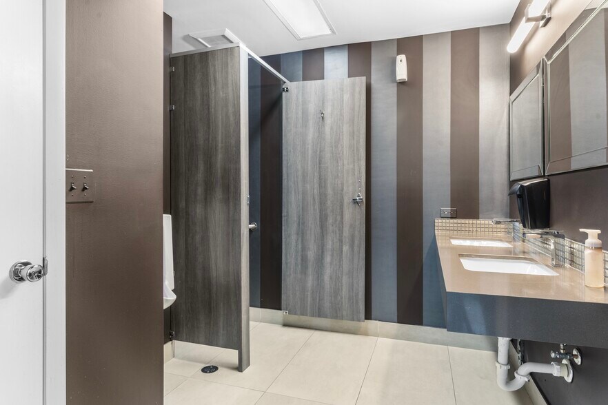 More Photos Of 701 E Commercial Blvd, Oakland Park Medical For Sale