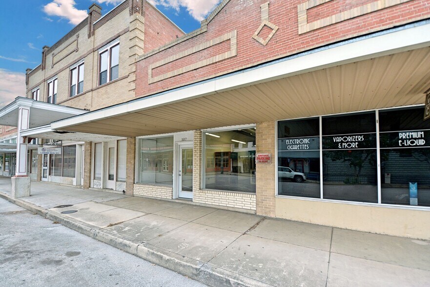 More Photos Of 200 E Court St, Seguin General Retail For Sale