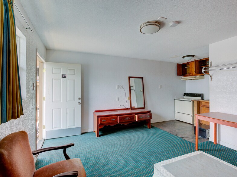 More Photos Of 2627 Manor Rd, Austin Hotel For Sale