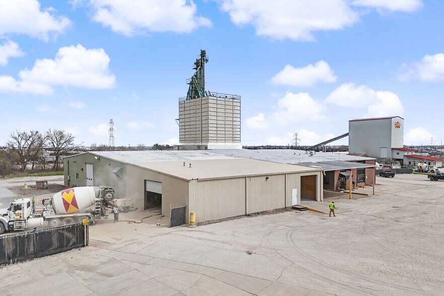 More Photos Of 1101 SE 37th St, Grimes Distribution For Lease