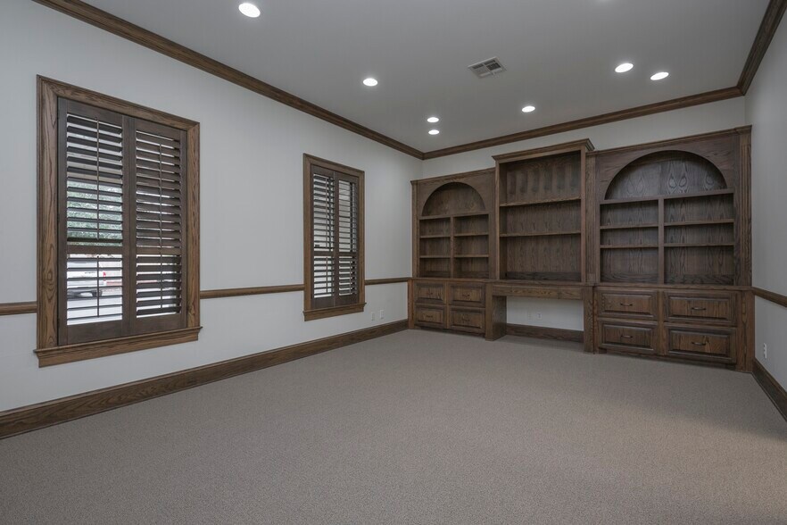 More Photos Of 2461 Tower Dr, Monroe Office For Lease