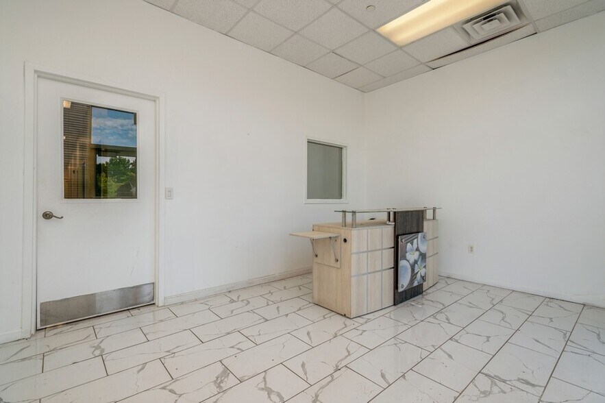 More Photos Of 149 Pierce St, Somerset General Retail For Lease