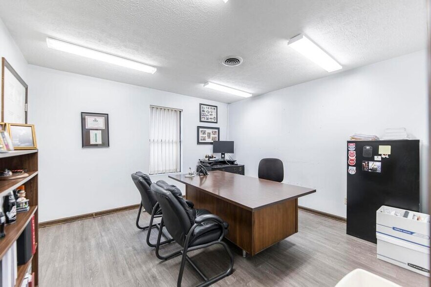 More Photos Of 231 Riverview, Oglethorpe Office For Sale