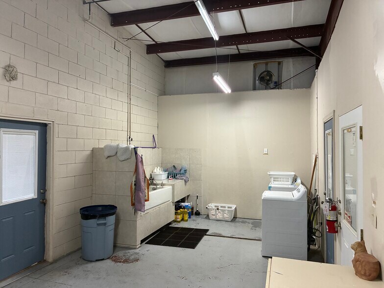 More Photos Of 5745 Pershing Ave, Orlando Veterinarian Kennel For Sale