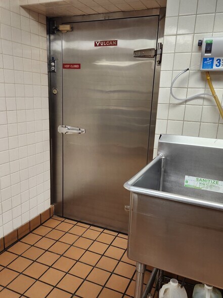 More Photos Of 212 N Warren Ave, Apollo General Retail For Sale