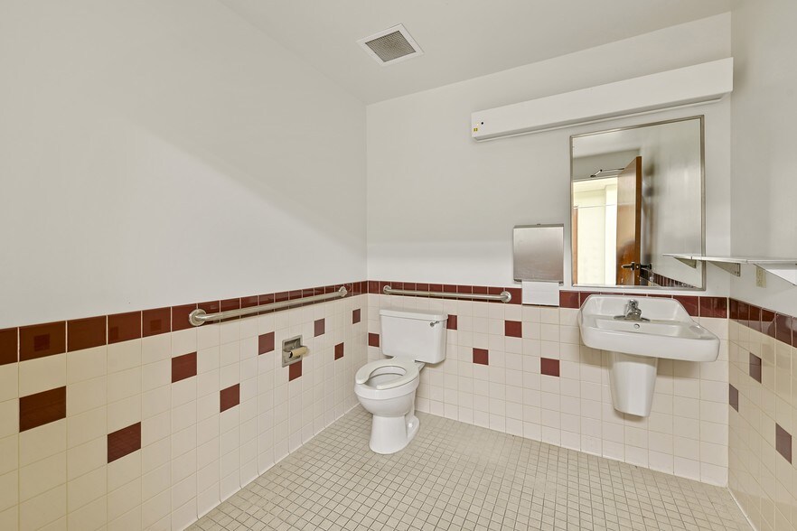 More Photos Of 4405 E Aloha Dr, Diamondhead Storefront Retail Office For Lease