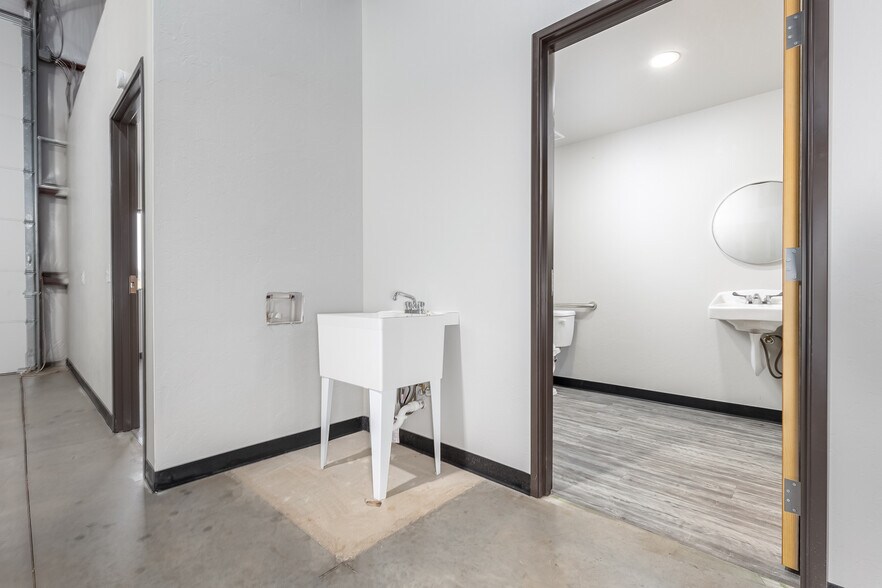 More Photos Of 8101 Silver Xing, Oklahoma City Unknown For Lease
