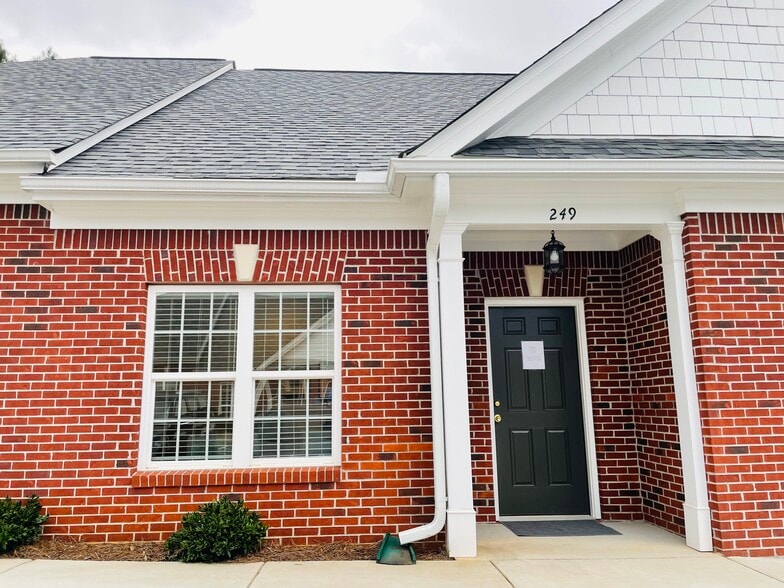 More Photos Of 247 River Park North Dr, Woodstock Medical For Sale
