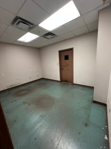 More Photos Of 240 Corporate Dr, Sibley Distribution For Sale