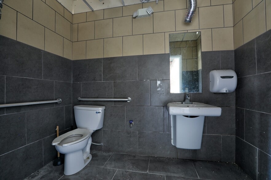 More Photos Of 8801 20th St, Vero Beach Convenience Store For Lease