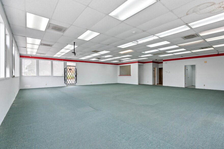 More Photos Of 12412 NE Halsey St, Portland Freestanding For Lease