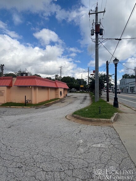 More Photos Of 1665 SE Jonesboro Rd, Atlanta Restaurant For Sale