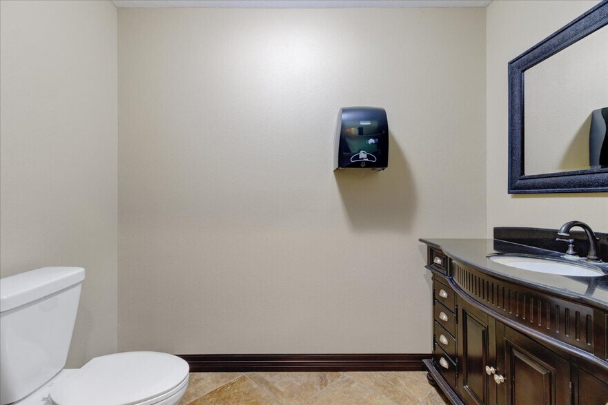 More Photos Of 21232 Ih 10, Vidor Warehouse For Lease