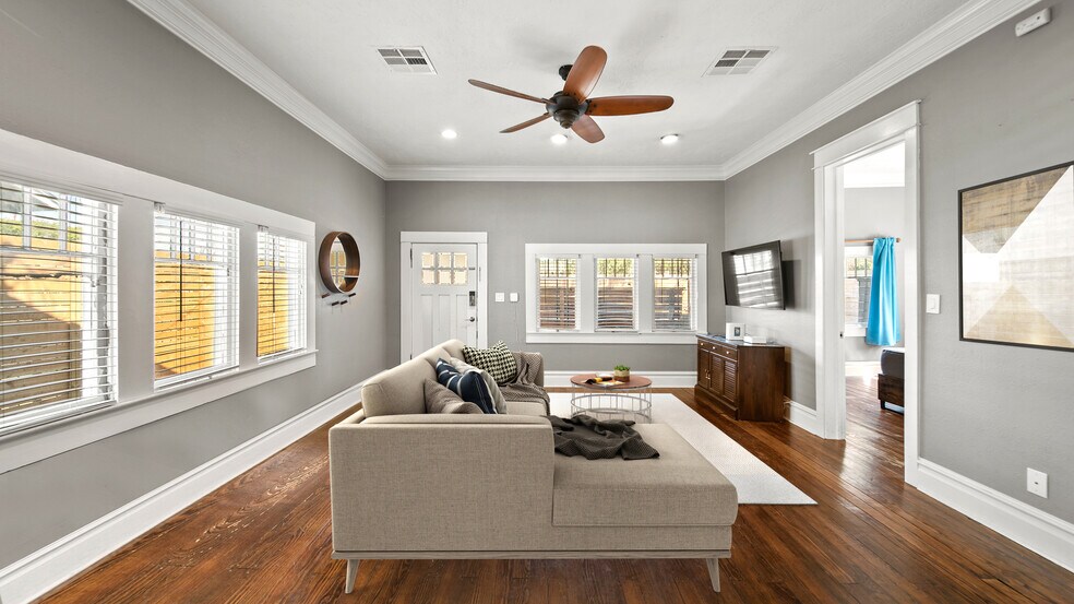 More Photos Of 6005 N Main St, Houston Office Residential For Sale