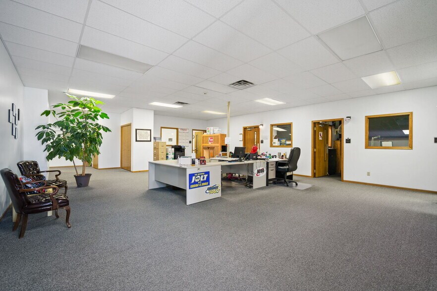 More Photos Of 1801 N 13th Ave E, Newton Flex For Lease