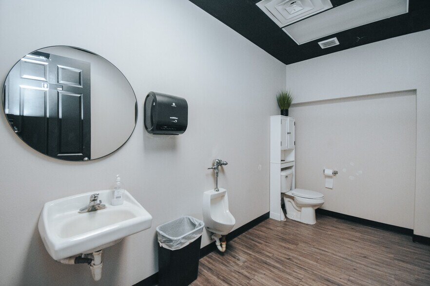 More Photos Of 13102 N Navarro St, Victoria Flex For Lease
